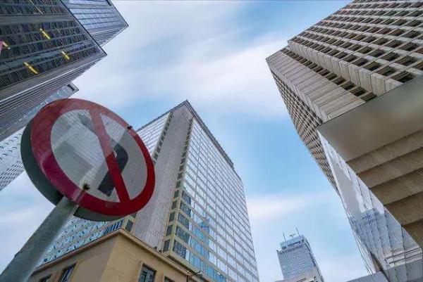 去年有396家房企倒閉，為何開發商不降價賣房自救？