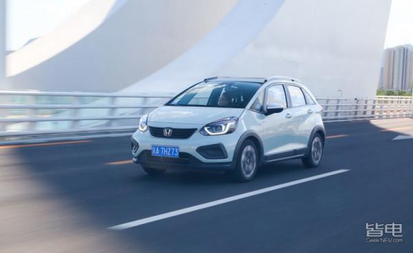 十萬塊女性買車怎麼選？尤拉好貓還是本田飛度，線上等...