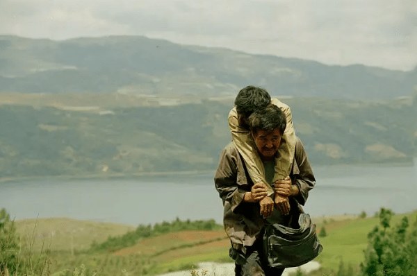 《落葉歸根》14年，趙本山解甲歸田，十配角有人當紅有人逝去