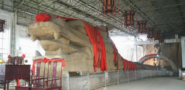 1988年，河北村民挖沙，挖出300多米石頭巨龍，專家研究至今