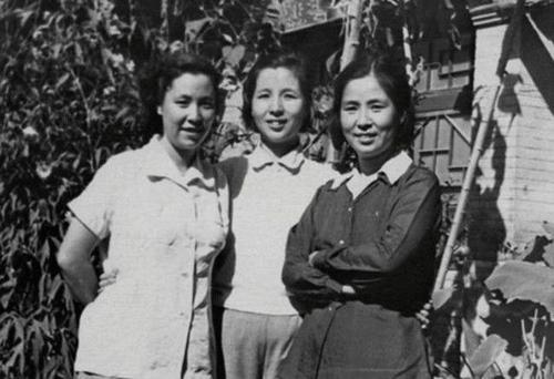 1953年,少將帶夫人回鄉探親,另一婦女哭著說:我才是你妻子 1953年,少將帶夫人回鄉探親,另一婦女哭著說:我才是你妻子