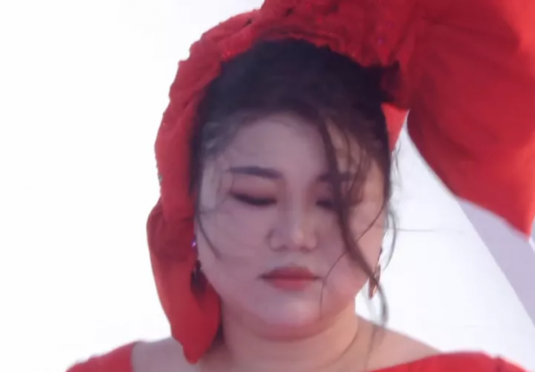 GQ沙灘紅毯來了!熱巴雀斑妝迷人,baby仙裙迎戰,關曉彤造型失策 GQ沙灘紅毯來了!熱巴雀斑妝迷人,baby仙裙迎戰,關曉彤造型失策