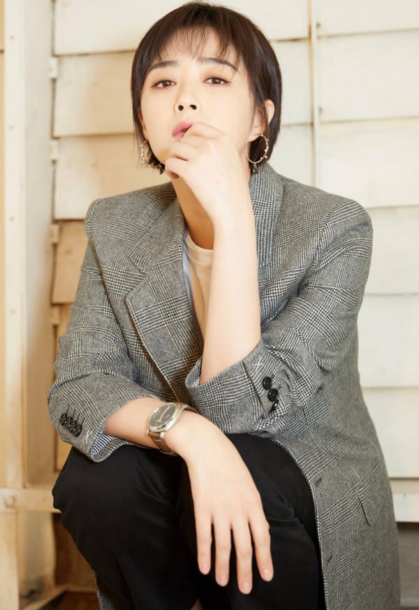 被蔣欣長髮造型美到了！印花夾克配短褲下衣失蹤，模樣清純又甜美