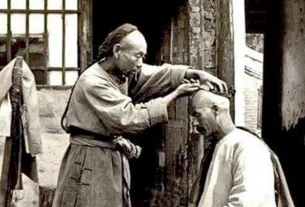 康熙的畫像為什麼耳邊會有頭髮