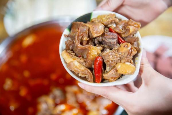 似肉非肉的“筋頭巴腦”鍋,到底都有啥?為何如此受歡迎? 似肉非肉的“筋頭巴腦”鍋,到底都有啥?為何如此受歡迎?