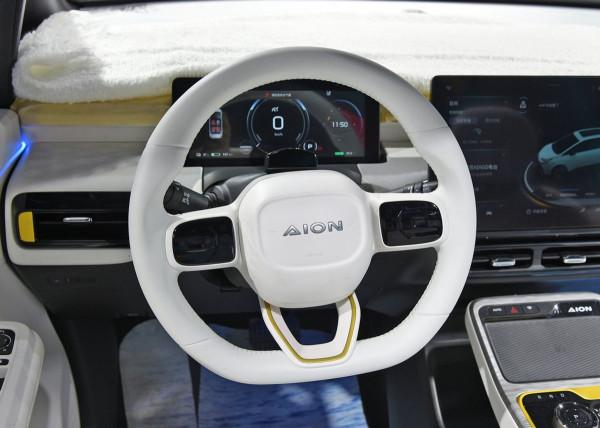 這臺AION Y一箭雙鵰：既能比比賽道，又能開敞篷拉風！