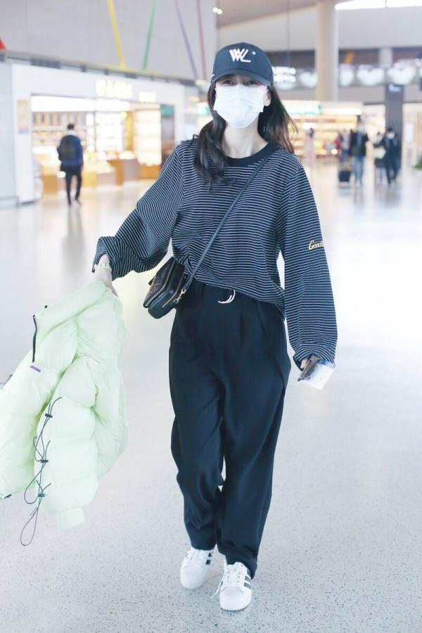 楊穎造型太獨特,不規則短裙配騎士靴很吸睛,一般人還真難駕馭 楊穎造型太獨特,不規則短裙配騎士靴很吸睛,一般人還真難駕馭