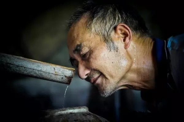 街邊“現烤現賣”的酒都是純糧食白酒?真相如何?釀酒30年的老師傅道出實情 街邊“現烤現賣”的酒都是純糧食白酒?真相如何?釀酒30年的老師傅道出實情