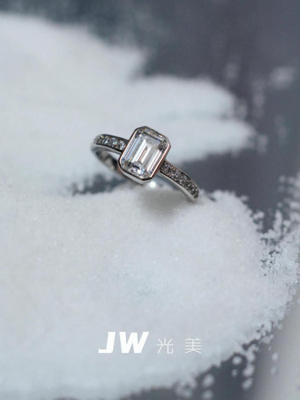 哇塞！這個戒指也太美了吧，blingbling ✨太閃了