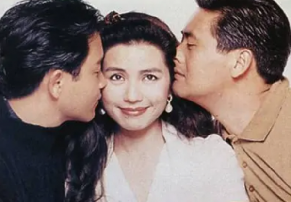 61歲鐘楚紅罕現身！穿薄紗上衣膚白氣色好，車內與鄭秀文一路熱聊