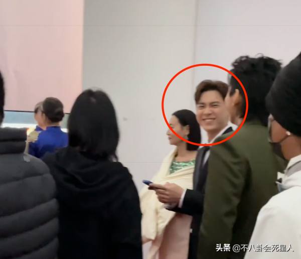 金雞獎後臺更有趣！李易峰加謝霆鋒好友樂開花，張小斐被路人叫媽