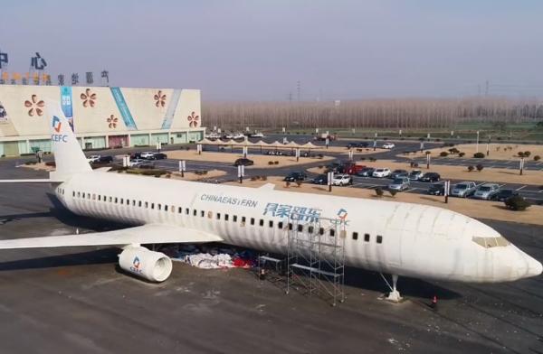 江蘇城市裡停著一輛大飛機，是幹什麼用的呢？能不能起飛呢？