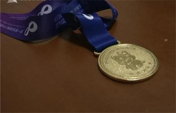 丈夫病逝後，農村媽媽打工擺攤養育三胞胎，仨兒子一個比一個爭氣