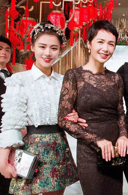 瘦身成功的馬思純顏值開掛，水鑽髮箍配閃光裙，很有公主韻味