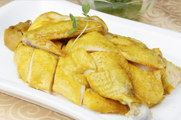 廣東人教你做白切雞，3個技巧要掌握，皮脆肉嫩，色澤金黃沒腥味