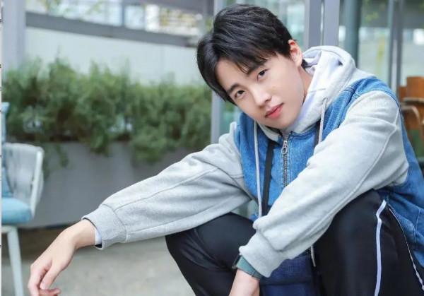 頂著噓聲拼命、父親去世才暴露身份，這8位星二代，每個都不簡單