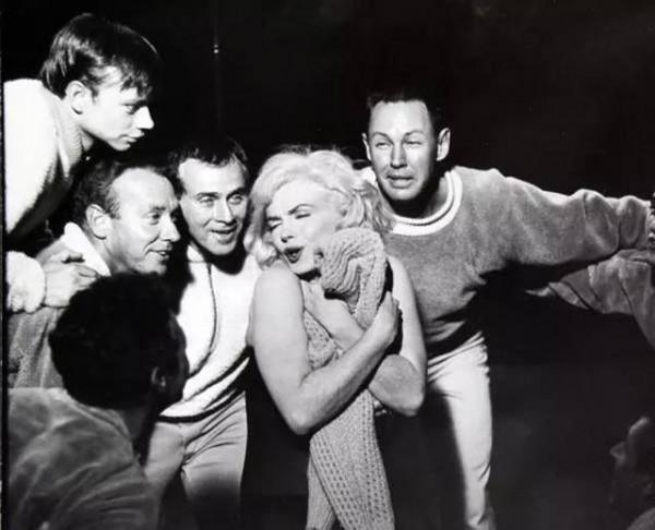 1954年,夢露在韓國勞軍,冬天穿吊帶裙演出,點燃數10萬美軍激情 1954年,夢露在韓國勞軍,冬天穿吊帶裙演出,點燃數10萬美軍激情