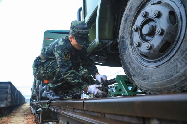 武警雨中開展鐵路投送裝載考核 提升遠端投送能力