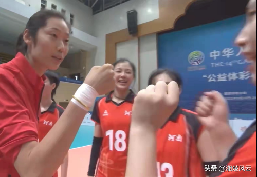 河南女排3-0勝浙江隊,終於擺脫副班長位置,朱婷與隊友擊拳相慶 河南女排3-0勝浙江隊,終於擺脫副班長位置,朱婷與隊友擊拳相慶