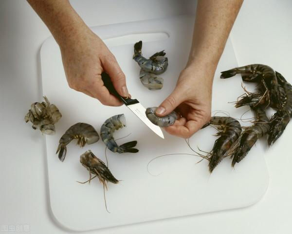 老人洗蝦時手指遭刺，被迫截肢保命，背後竟是“食肉菌”作祟