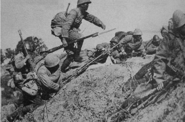 八路軍政委重傷倒地，漢奸發現了他，悄聲說道：別動，一會兒就走