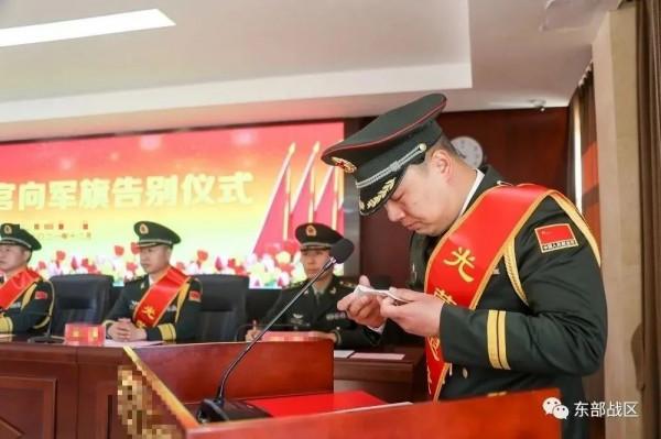 揮淚轉身，32名軍官光榮退役