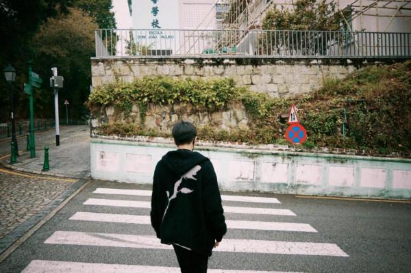 任嘉倫街頭隨拍，白色毛衣搭配黑色襯衣，清爽帥氣，滿滿男友風