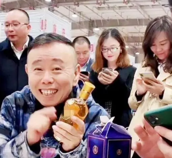 50歲老戲骨開直播，打PK向粉絲要禮物，直言刷禮物唱歌打贏可見面