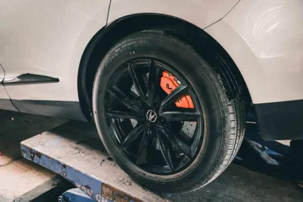 被低估的豪華SUV 謳歌RDX，剎車改裝升級VINIC前六後四剎車套裝