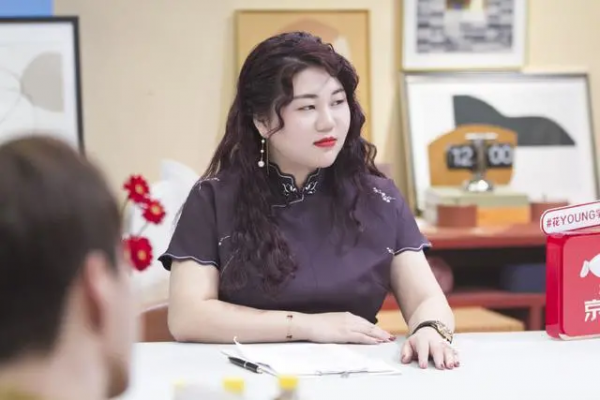 胖女人不適合穿旗袍？看楊天真就知道，150斤照樣穿得優雅貴氣