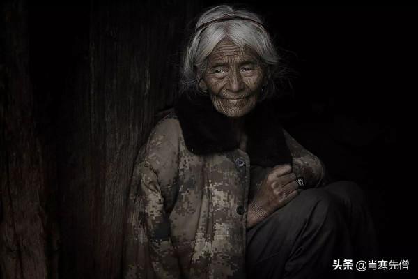 丈夫去世，她在大山裡獨自生活34年，被村霸欺辱，用草灰抹臉