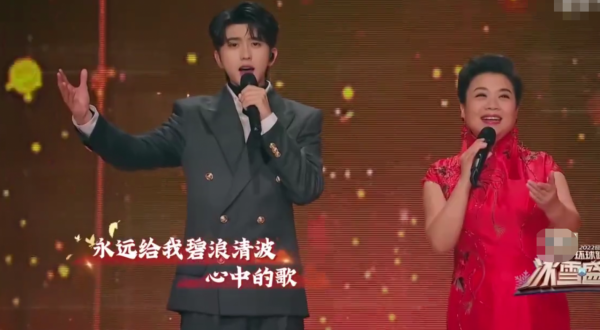 “南北”雙臺跨年：唐嫣美豔、王鷗搶鏡，楊冪眼妝像“發光眼屎”