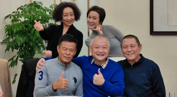 歐陽奮強曬老戲骨聚會照,“花仙子”範豔罕現身,61歲陳衛不見老 歐陽奮強曬老戲骨聚會照,“花仙子”範豔罕現身,61歲陳衛不見老