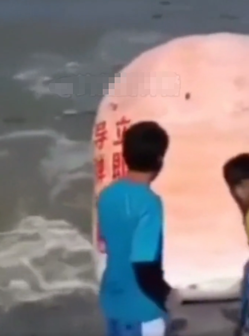 大開眼界，釣魚佬就沒釣不到的東西，有釣友釣到導彈標靶，咋辦？