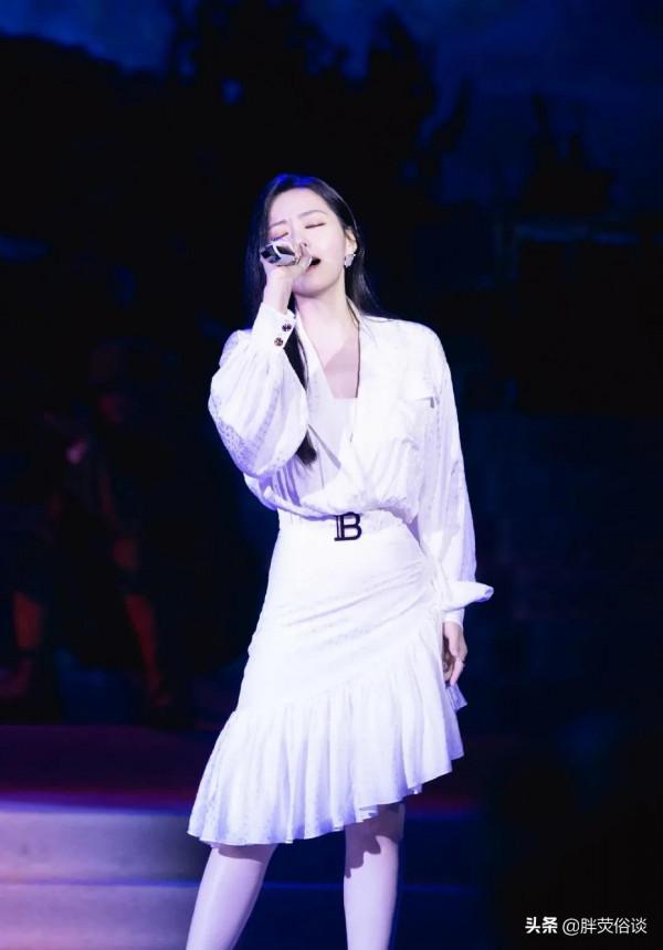 唱歌時候的張靚穎真的感覺在發光，自信的女人最美麗