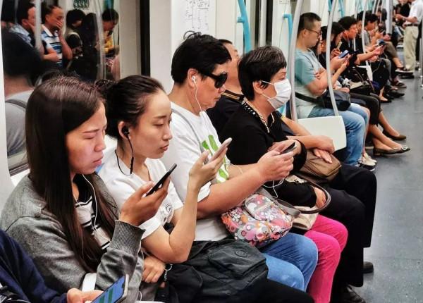 地鐵車廂內可以玩手機?英國人來華被震驚:被西方輿論欺騙了10年 地鐵車廂內可以玩手機?英國人來華被震驚:被西方輿論欺騙了10年