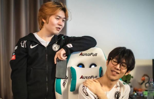 Uzi和RNG的合同到期,已有3隊發出邀請,努力挖來小明搭配 Uzi和RNG的合同到期,已有3隊發出邀請,努力挖來小明搭配