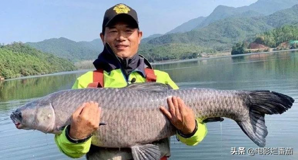 90年代放棄20萬年薪專職釣魚，“中國釣王”鄧剛，現在怎麼樣了？