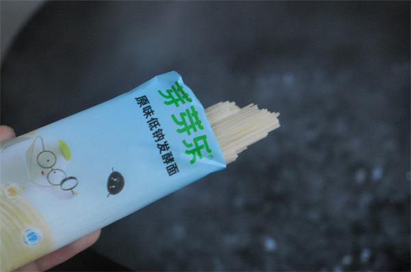 秋天做麵條,最愛這味料,湯底加點它,湯濃面爽,兒子最愛吃 秋天做麵條,最愛這味料,湯底加點它,湯濃面爽,兒子最愛吃