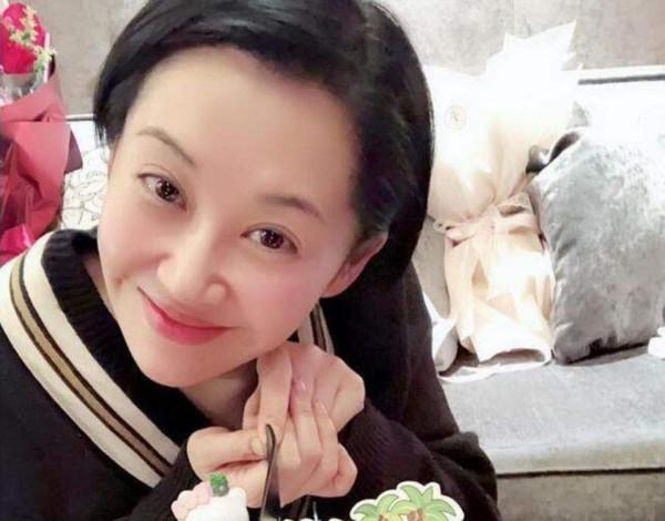 52歲的許晴竟像是25歲，和國際超模米蘭達合照竟然沒輸反將其一軍