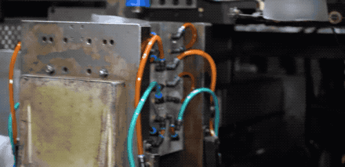 洗髮水的瓶底和牛奶瓶的提手，原來是吹出來的