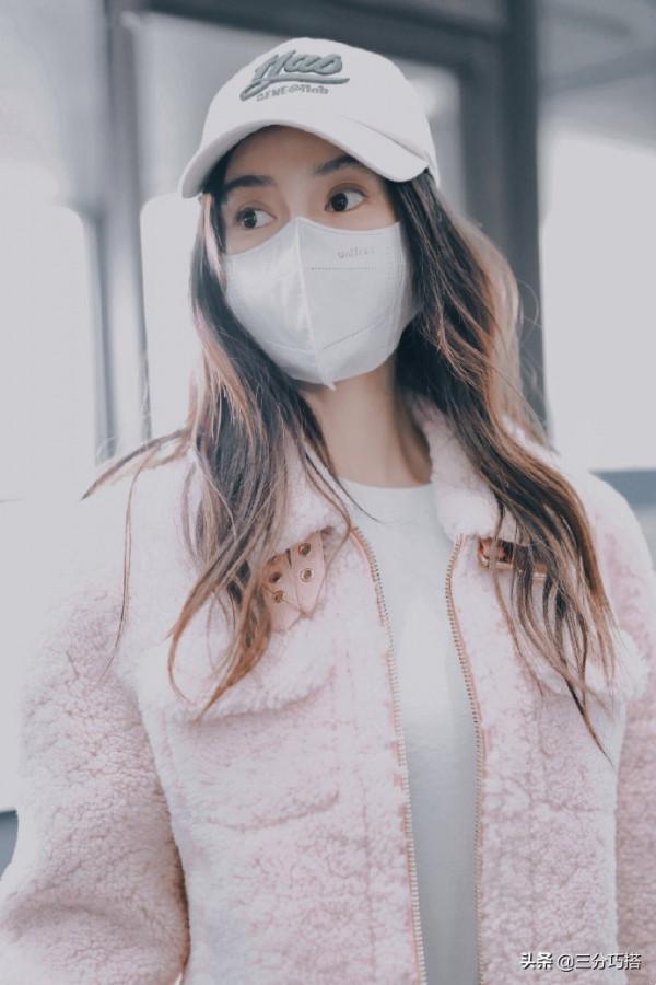 楊穎現在好低調，一條窄腿褲看著挺普通，32歲這樣穿卻更顯年輕了