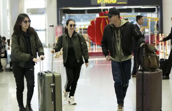 胡軍攜妻子女兒出鏡，三人同穿機車風夾克服，又酷又養眼