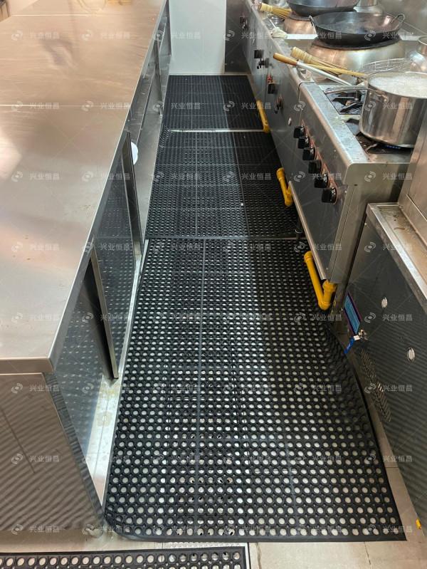 淺談橡膠地墊的耐油效能對地墊的效果有什麼影響? 淺談橡膠地墊的耐油效能對地墊的效果有什麼影響?