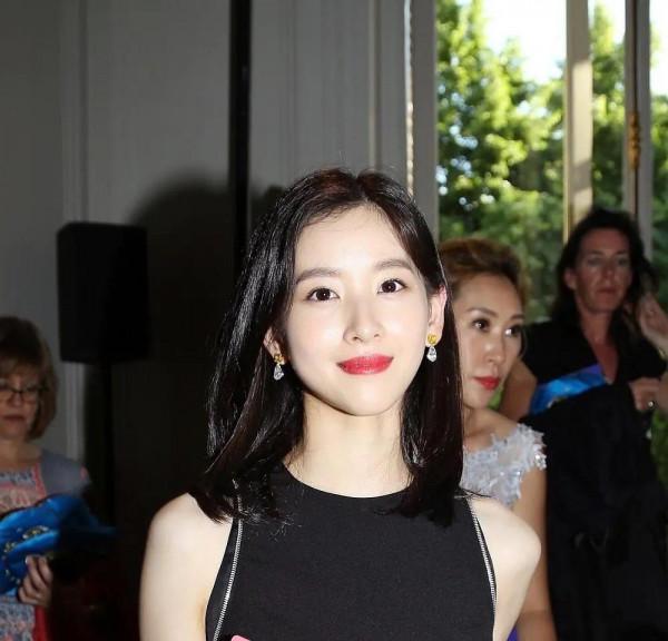 那些撞臉的演員或名人,有人父親名字相同,有人連發際線都一樣 那些撞臉的演員或名人,有人父親名字相同,有人連發際線都一樣