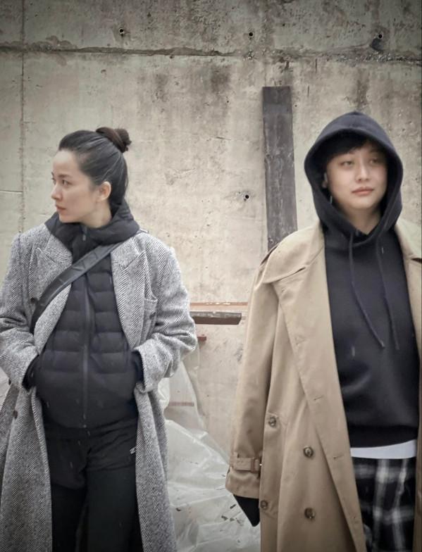 靳東老婆素顏出鏡，長了很多白髮也不染，穿搭低調氣質卻挺高階