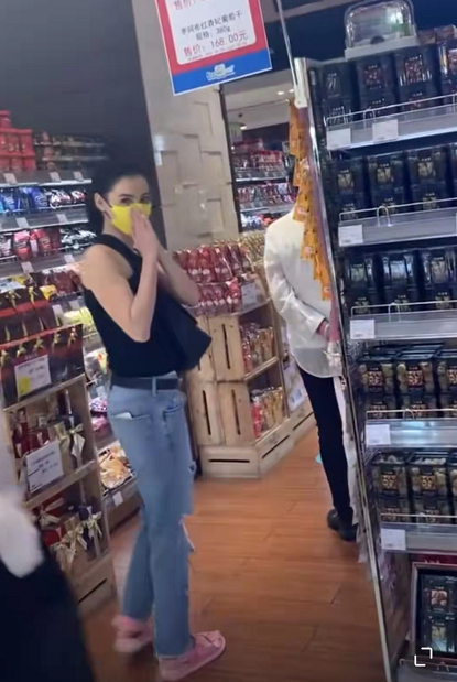 41歲張柏芝美到像吃防腐劑!穿破洞牛仔褲超辣,逛街自帶巨星光環 41歲張柏芝美到像吃防腐劑!穿破洞牛仔褲超辣,逛街自帶巨星光環