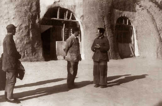 毛主席堅決不當大元帥，深思熟慮後，把軍銜命令狀001號給了賀龍