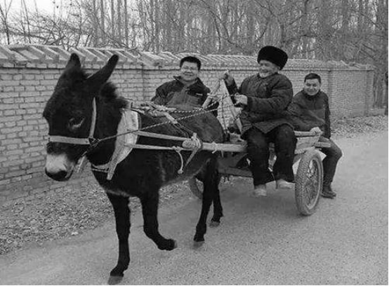 12歲少年偷偷參軍，30年後成開國少將衣錦還鄉，父親卻認不出