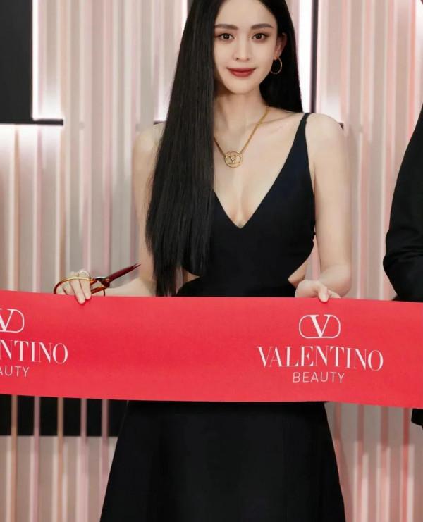 古力娜扎，直髮黑禮服。直接絕絕子好吧！@古力娜扎